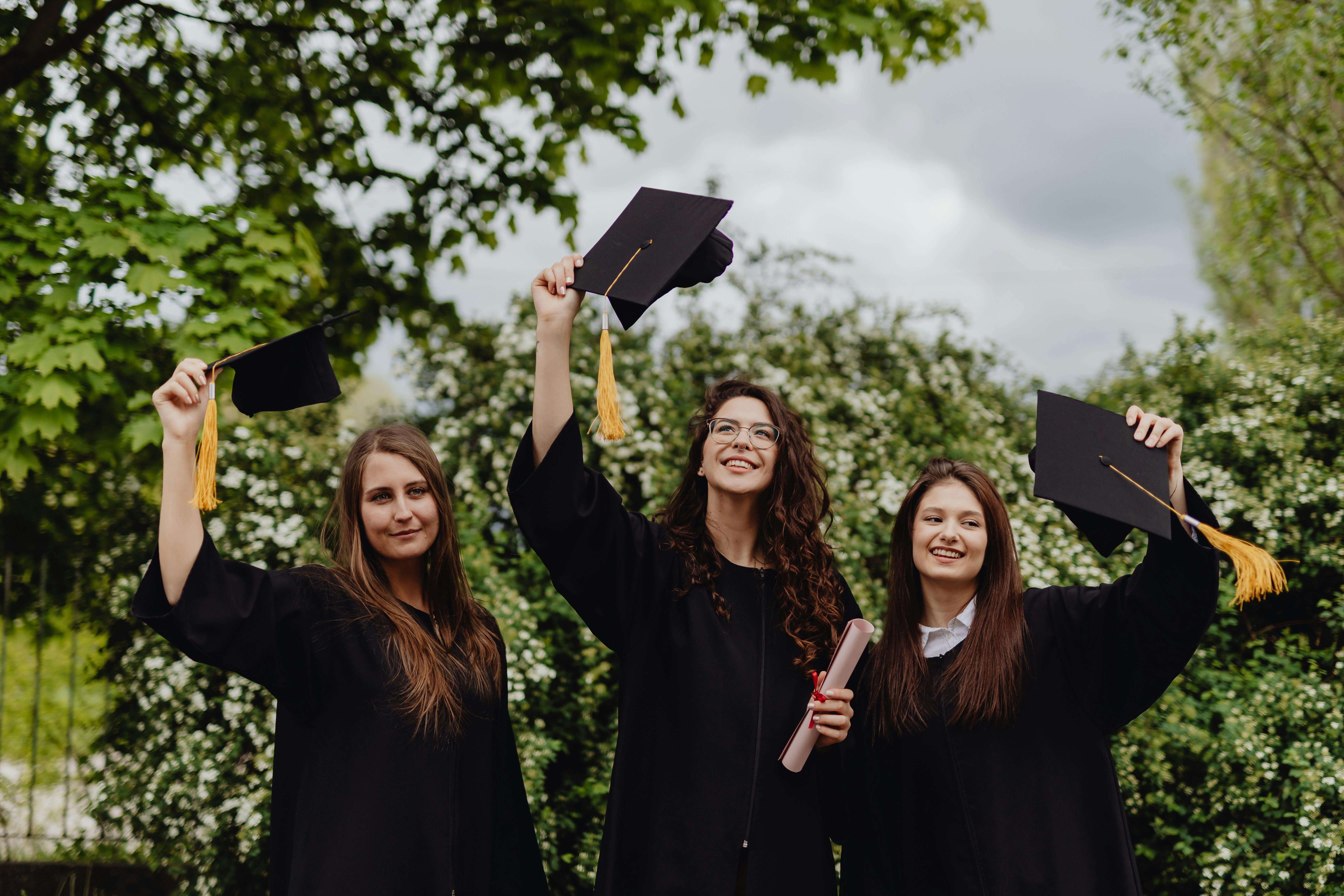 Etudiants diplômés se prenant en photo devant leur logement étudiant à Orléans